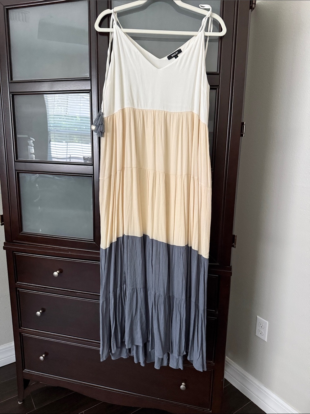 Wishlist Sleeveless Colorblock Tiered Maxi Dress in White, Cream & Gray